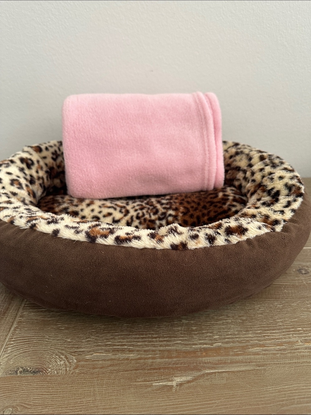Cozy Leopard Print Pet Bed with Pink Fleece Blanket